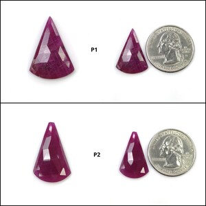 Puede incluir: Dos pares de rubíes magenta facetados en forma triangular, etiquetados como P1 y P2. Cada par incluye una gema más grande y una más pequeña, con las piedras pequeñas colocadas junto a una moneda de quarter estadounidense para mostrar su escala.