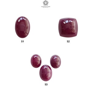 Puede incluir: Cuatro piedras preciosas rojas, dos de forma ovalada y dos de forma cuadrada, sobre un fondo blanco. Las piedras preciosas están etiquetadas como S1, S2 y S3.