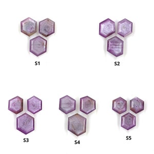 Puede incluir: Cinco juegos de tres piedras preciosas hexagonales de color púrpura, cada juego etiquetado del S1 al S5.