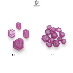 Puede incluir: Dos grupos de gemas hexagonales facetadas de color rosa. El grupo etiquetado como L1 tiene cuatro piedras, mientras que el grupo etiquetado como L2 tiene doce piedras.