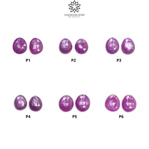 Puede incluir: Seis pares de cabujones de piedra preciosa rosa, cada par etiquetado con una letra P y un número del 1 al 6. Las piedras preciosas son facetadas y tienen una forma redondeada.