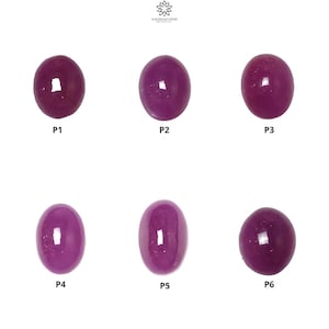 Può includere: Sei gemme ovali in varie tonalità di viola e rosso su sfondo bianco. Ogni gemma è etichettata con una "P" seguita da un numero. Le superfici lucide delle gemme riflettono la luce, creando riflessi e un aspetto lucido.