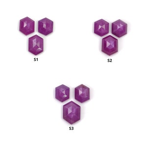 Puede incluir: Tres juegos de tres cabujones de piedra preciosa facetados de color rosa, cada juego etiquetado como S1, S2 y S3.