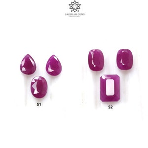 Puede incluir: Cinco piedras preciosas de rubí rosa de varias formas y tamaños. Tres son en forma de pera, una es rectangular y una es ovalada. Las piedras preciosas están etiquetadas como S1 y S2.