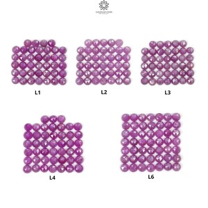 Puede incluir: Seis arreglos diferentes de piedras preciosas de rubí rosa, cada uno etiquetado con una letra L y un número. Las piedras preciosas son facetadas y tienen una forma redonda.