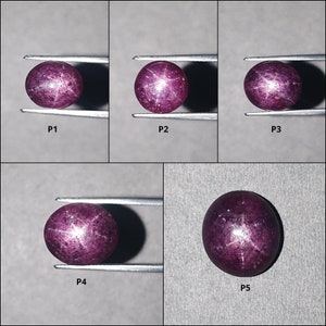 Op de afbeelding: Vijf close-ups van een dieprode ster-robijn edelsteen vastgehouden door pincetten. De robijn heeft een zespuntige ster in het midden.