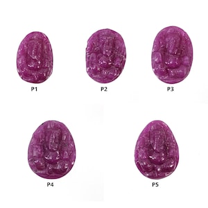 Op de afbeelding: Vijf gegraveerde hangers van roze edelsteen met de hindoe-god Ganesha. Elke hanger is ovaalvormig en heeft een gedetailleerde gravure van Ganesha die zit met zijn slurf omhoog.