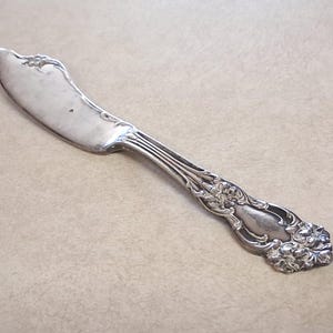Antique Reed & Barton Silver Plate Butter Knife: Embossed Tiger Lily, 1901 Festivity Pattern