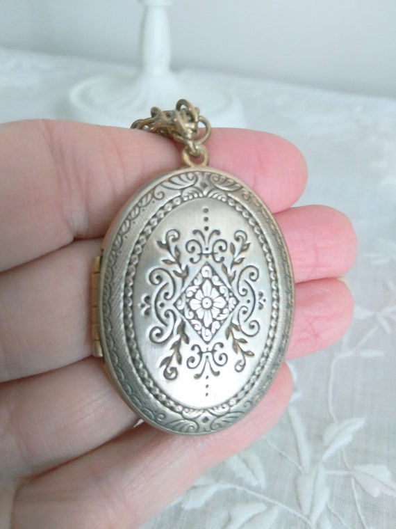Vintage Gold Tone Etched Locket Chain Necklace