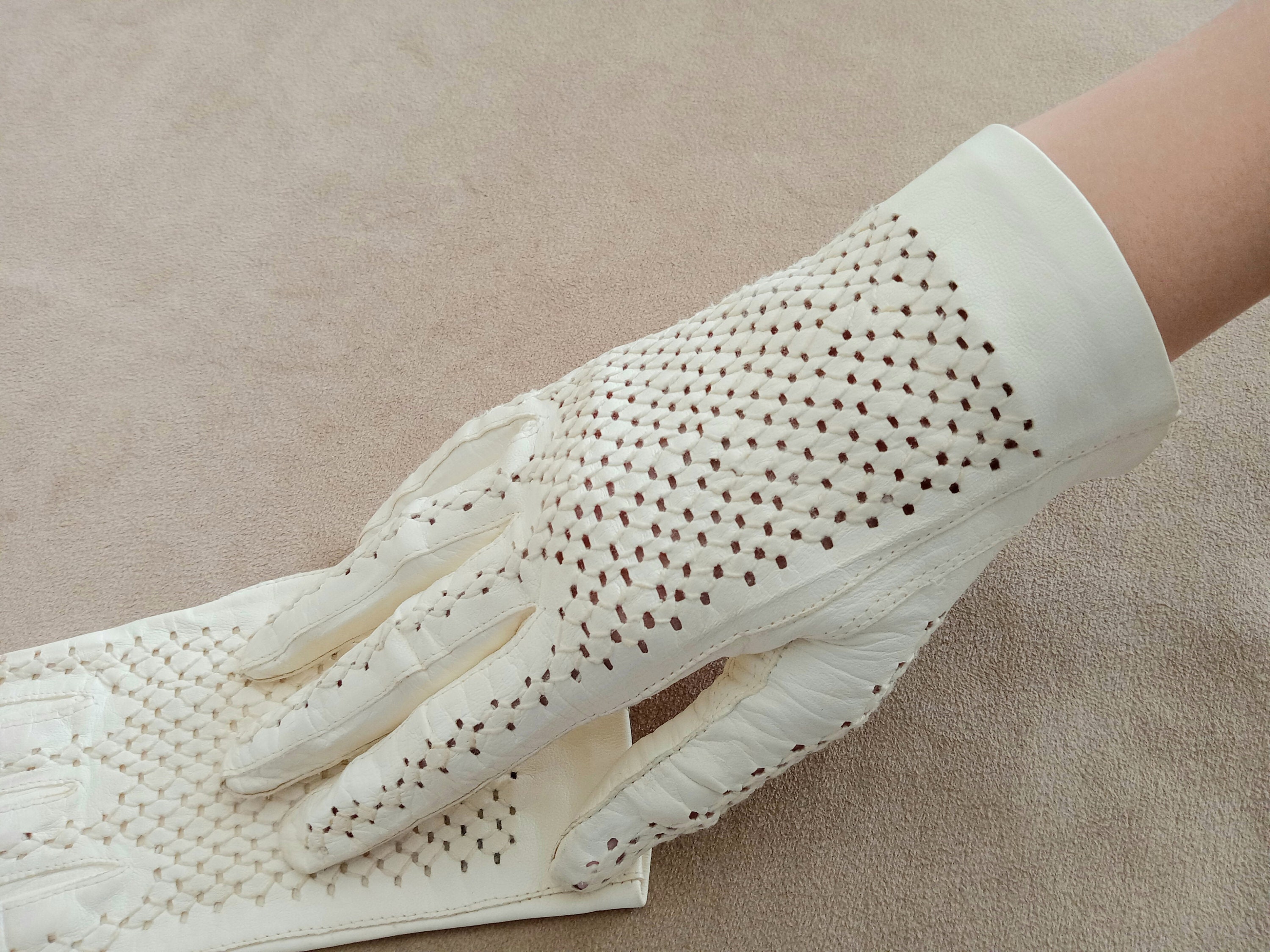 Vintage Lazarus Italy Winter White Kid Leather Gloves Cut Work