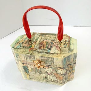 Adorable "Billie Ross: de Palm Beaches", monedero de madera con decoupage de Anton Pieck, asa de torti-lucite y cierre de latón, espejo forrado en rosa.