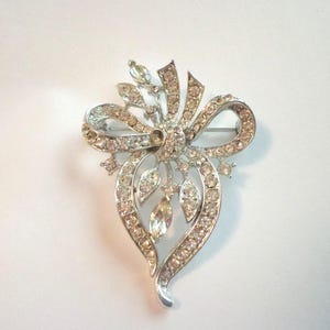 Vintage USNER Rhinestone Bow Brooch: Silver Tone Accent, 1950s