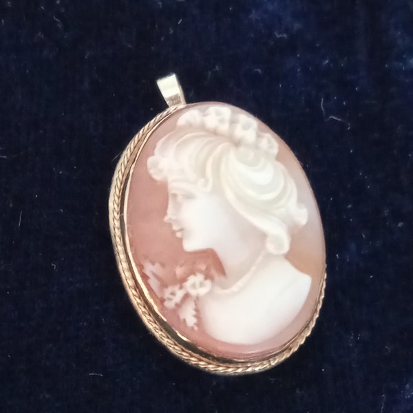 14Kt Gold Cameo Pendant Yellow Beaded Gold Setting Holding a Beautiful Carved Lady, 4.24 Grams