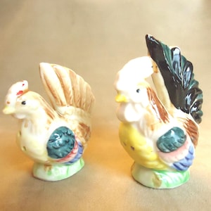 Hen and Rooster Salt and Pepper Shakers Japan, Colorful Farm Chicken and Rooster Salt & Pepper Shakers