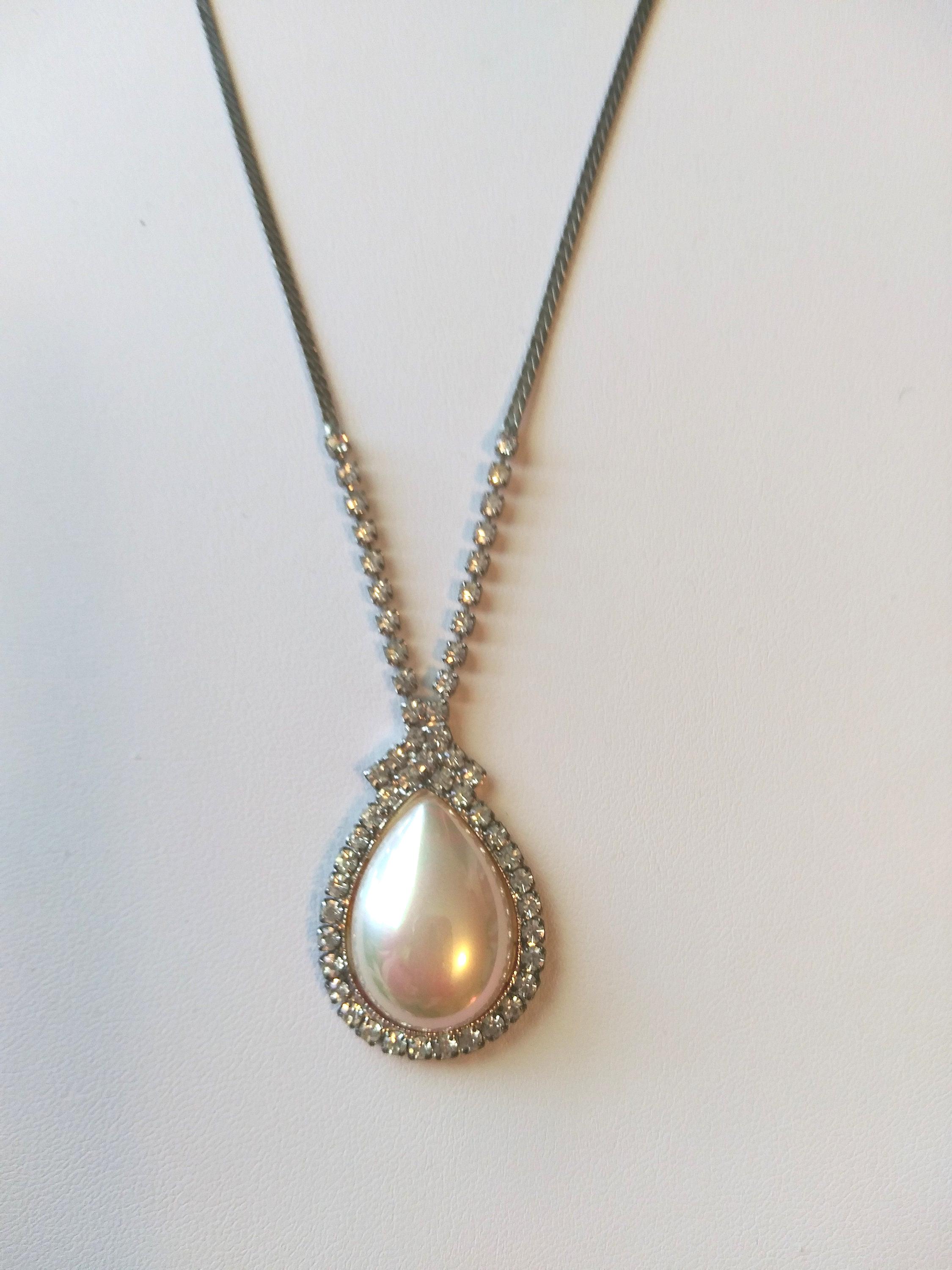 Teardrop Faux Pearl Pendant Necklace Surrounded by