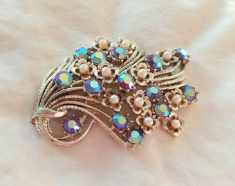 Broche vintage Aurora Boreal: ramo de perlas de imitación plateadas con cuentas