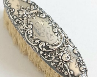 Cepillo de ropa antiguo victoriano de plata esterlina con monograma de rosas repujadas del siglo XIX
