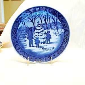 Royal Copenhagen 1979 Christmas Plate - Choosing a Tree