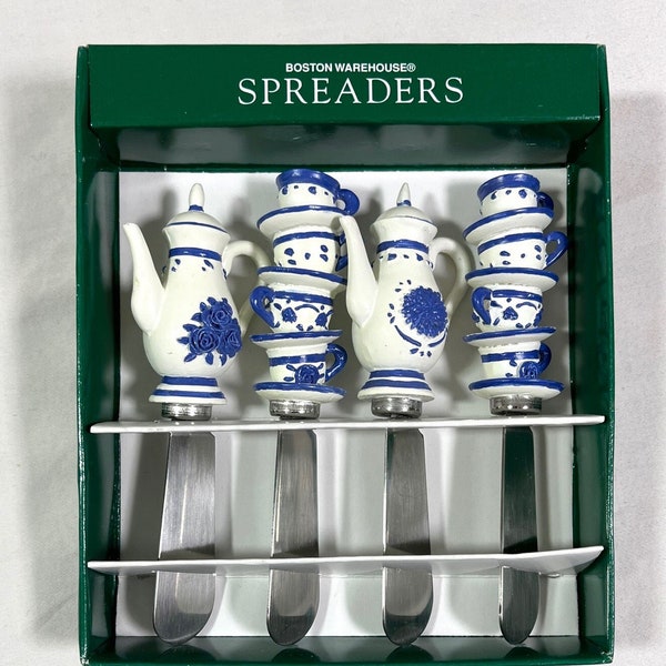 NIB 4 Esparcidores de queso Boston Warehouse Teatime Set de 4 cuchillos Teteras Tazas de té Azul/Blanco 1995