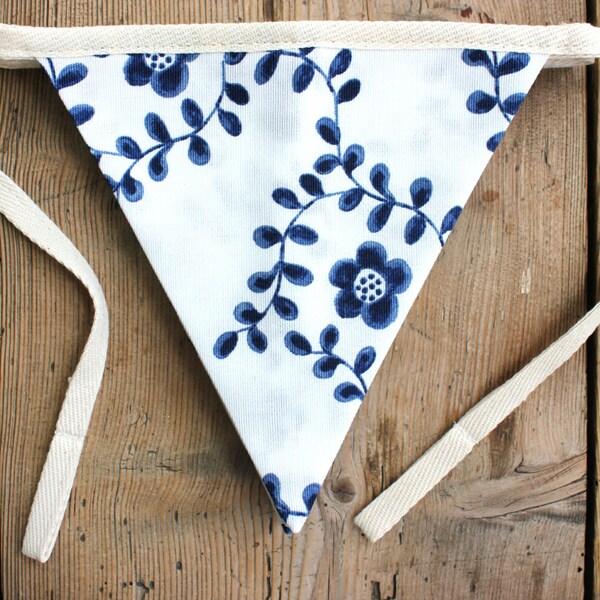 Entzückende "Dorothy" blau und weiß Floral Bunting / Banner / Wimpel / Girlande / Photo stützen / Wedding Decor / Kindergarten Garland / Geschenkidee