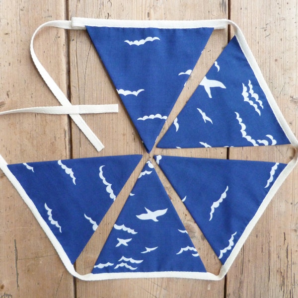 Marine / weiss Vögeln und Wolken Ammer / Banner / Wimpel / Girlande / Vintage Stoff / Foto stützen / Geschenkidee / Wand hängend / Home Decor
