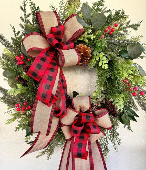 Couronne De Noël Porte Ou Mur - Avec Gros Nœud Rouge, Pommes De Pin, Grelots - Décoration Intérieur/extérieur - 30x30cm
