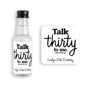 Puede incluir: Una peque&ntilde;a botella de vidrio transparente con una tapa negra y una etiqueta blanca que dice "Talk thirty to me. Recovery Kit Emily's 30th Birthday".