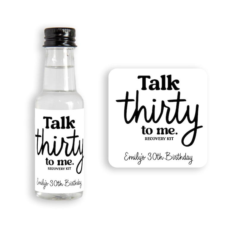 Puede incluir: Una peque&ntilde;a botella de vidrio transparente con una tapa negra y una etiqueta blanca que dice "Talk thirty to me. Recovery Kit Emily's 30th Birthday".