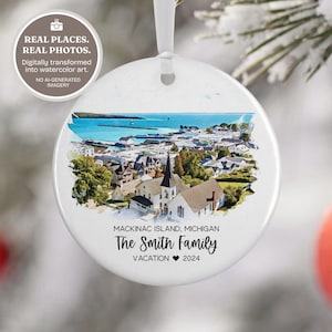 Könnte beinhalten: Ein rundes, weißes Keramikornament mit einer Aquarell-Illustration von Mackinac Island, Michigan. Der Text lautet: MACKINAC ISLAND, MICHIGAN, The Smith Family, VACATION 2024. Ein weißes Band ist oben zur Aufhängung befestigt.
