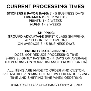 Puede incluir: Una imagen de texto que enumera los tiempos de procesamiento actuales para varios art&iacute;culos, incluidos pegatinas, bolsas de regalo, adornos, impresiones y tazas. Tambi&eacute;n enumera las opciones de env&iacute;o, incluidas Ground Advantage y Priority Mail Shipping, con los tiempos de entrega estimados.