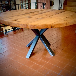 Runde Platte aus recycelter Eiche auf einem Starburst-Sockel aus Industriestahl