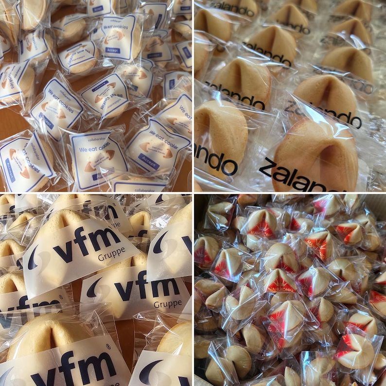 Puede incluir: Una colecci&oacute;n de galletas de la fortuna envueltas individualmente en pl&aacute;stico transparente. Cada envoltorio presenta logotipos y texto impreso, como We eat cookies, zalando, vfm Gruppe, adem&aacute;s de varios dise&ntilde;os gr&aacute;ficos de color rojo.