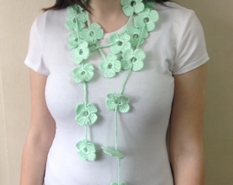 Écharpe florale au crochet en vert menthe