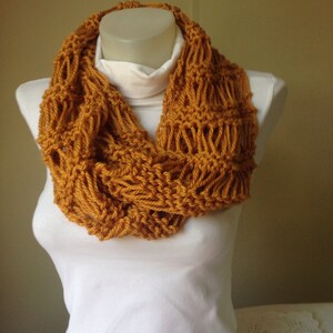 PLUSIEURS OPTIONS/Écharpe/écharpe infini en tricot jaune moutarde, marron et noir pour elle/Cadeau Saint-Valentin pour elle/écharpe infini pour femme