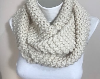 Chunky Scarf,Beige Scarf-Knit scarf-Infinity Scarf,Christmas Gift Ideas,Scarf For Her,,Gift For Her mom aunt sister ,Snood Scarf,