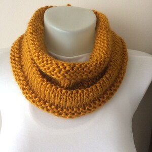 Écharpe en tricot fait main jaune moutarde/Cadeau pour la Saint-Valentin pour elle/Écharpe infinity en tricot/Cadeaux pour les moins de 30 ans/Écharpe en tricot pour femme fait main/Écharpe pour elle