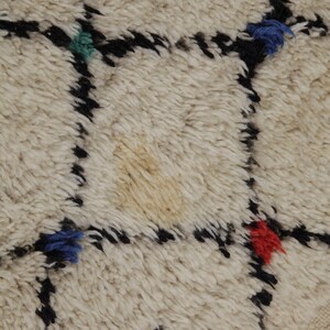 Tapis marocain vintage Beni Ouarain tribal africain blanc et noir En