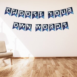 Może przedstawiać: Zestaw banerów z napisem "CHOOSE YOUR OWN WORDS" w białych literach na tle niebiesko-fioletowej galaktyki. Banery wiszą na białej ścianie.