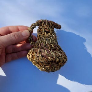 Mini Handwoven Vase – Natural Pita Fiber Jar – Rustic Handmade Decor from Chile