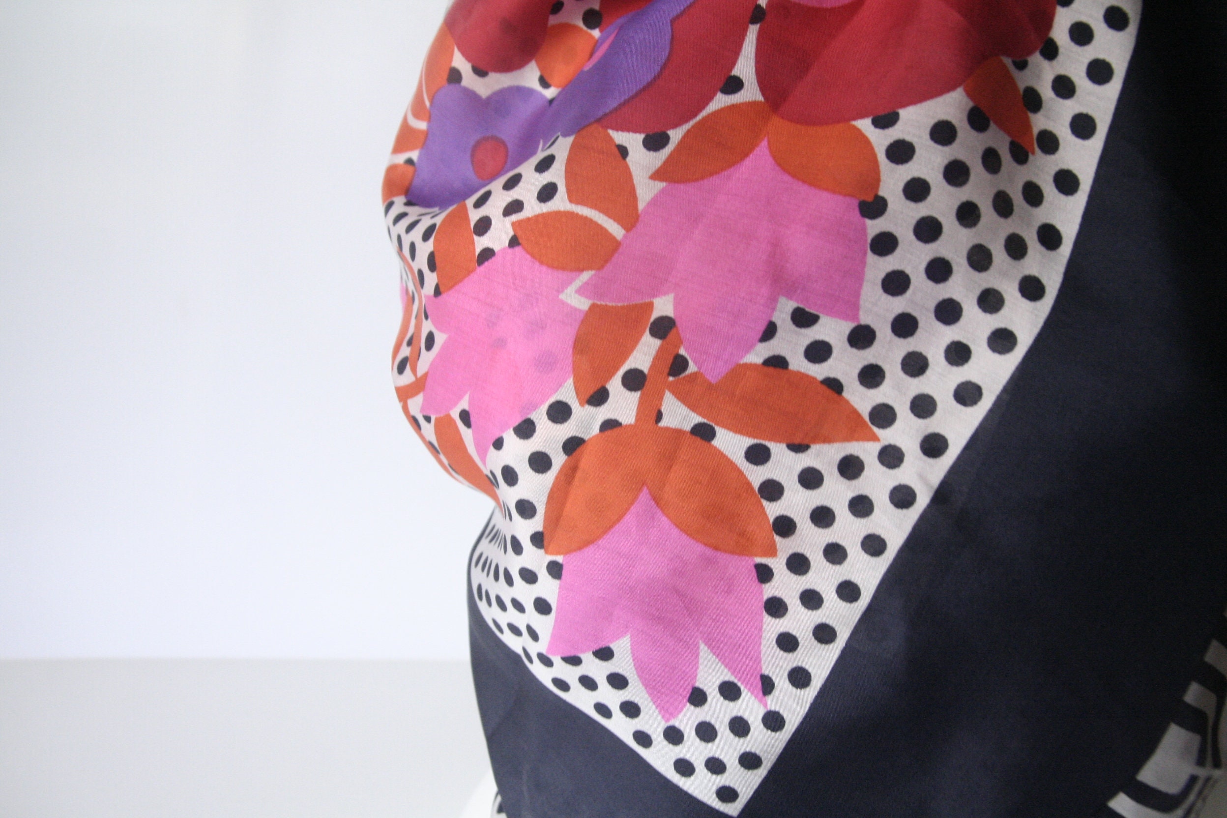Foulard LANVIN Paris En Soie Fuchsia – Motif Floral, Dimensions 87 X 87 Cm, Rouloté Main, Occasion