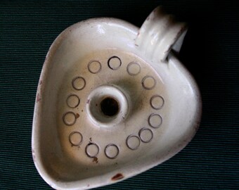 Bougeoir ancien en céramique blanche orné d'un motif circulaire gravé. Décoration rustique, décoration intérieure, bougeoir. Artisanat d'art ancien.