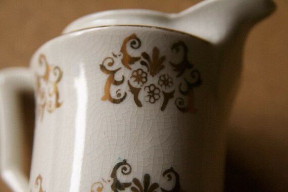 Antico bricco latte per il tè porcellana bianca e oro con fiori, piccolo bricco  latte tea, decorato dalla FREDA -  Italia