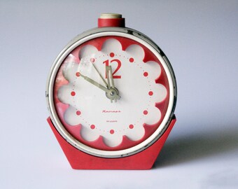 Réveil soviétique vintage fonctionnel en métal rouge, gris et blanc, verre et plastique, motif floral