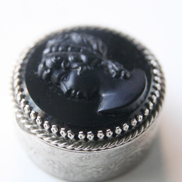 Piccola scatola in metallo coperchio cameo nero, portapillole con cameo nero, scatolina romantica, piccola scatola nera e metallo con donna