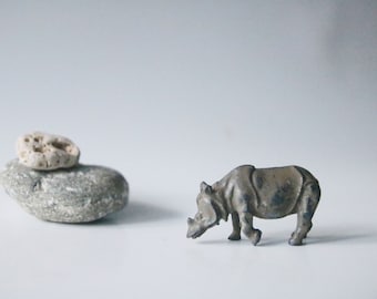 Vintage rhino miniature in lead, metal figurines, antique metal statuette painted gray, bulletin board furniture, savannah diorama