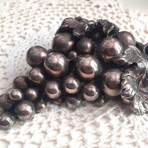 Rebaja 20% Decoración de salón vintage, racimo de uvas en laminado plata adorno para mueble vintage años 70