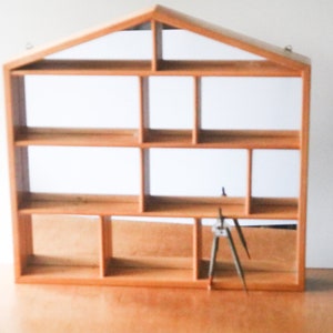 Tablón de anuncios vintage de madera con espejo, en forma de casa