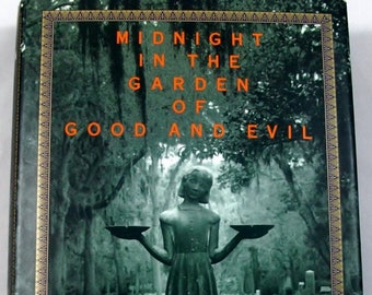 Book-Midnight In The Garden of Good and Evil-John Berendt-Vintage-Hard Cover-Dust Jacket-Good Vintage Condition-Non-Fiction-388 Pages-1994