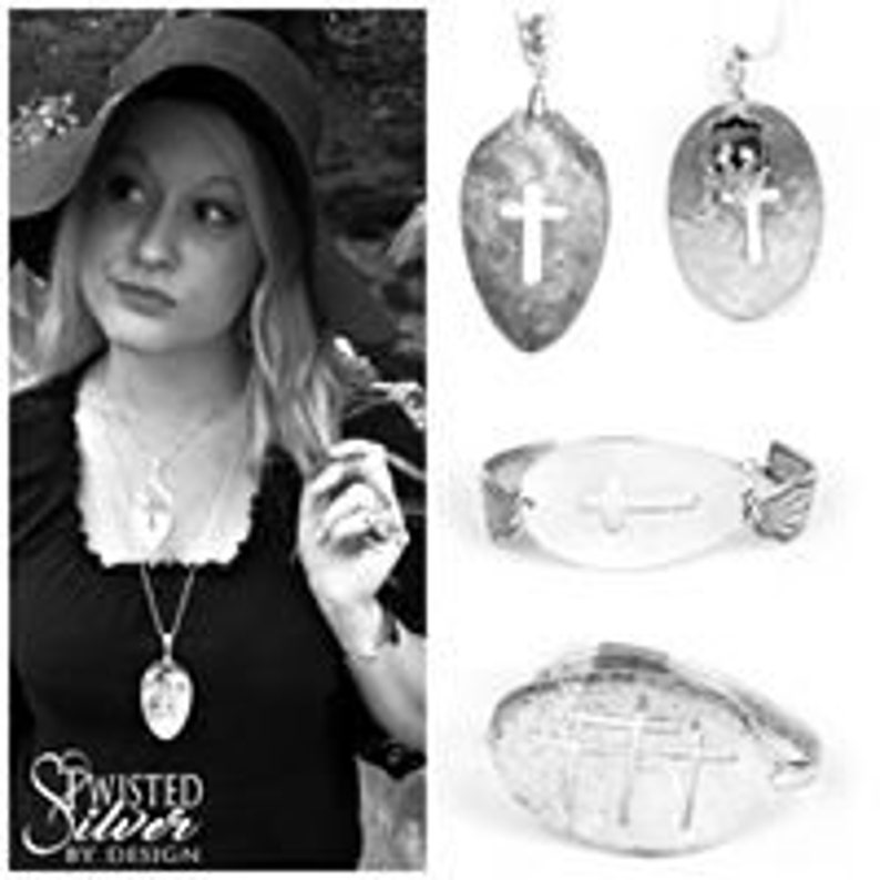 Puede incluir: Un conjunto de joyas de plata con un dise&ntilde;o de cruz. El conjunto incluye un collar, una pulsera y un par de pendientes. Las joyas est&aacute;n hechas de cubiertos reciclados.