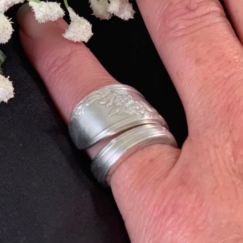 Vintage Flatware Wrapped Handmade Big Recycled Silver Spoon Handle Flower Ring 1939 Crown Antique Silverware Jewelry Spoon Ring for Women
